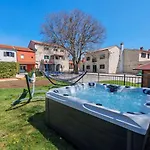 Antonci-18, Pool, 3 Houses, Jacuzzi, Private Territory Vila *