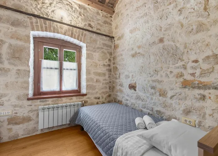 Antonci-18, Pool, 3 Houses, Jacuzzi, Private Territory * Antonci (Porec)